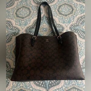 Coach tote in good condition with a few call outs…see last 4 pics!
